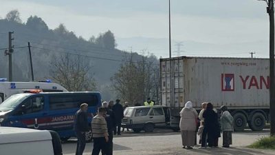 Zonguldak-Düzce bağlantı yolunda park halindeki tıra arkadan çarpan otomobilde bulunan
