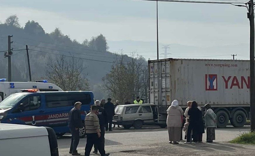 Zonguldak-Düzce bağlantı yolunda park halindeki tıra arkadan çarpan otomobilde bulunan