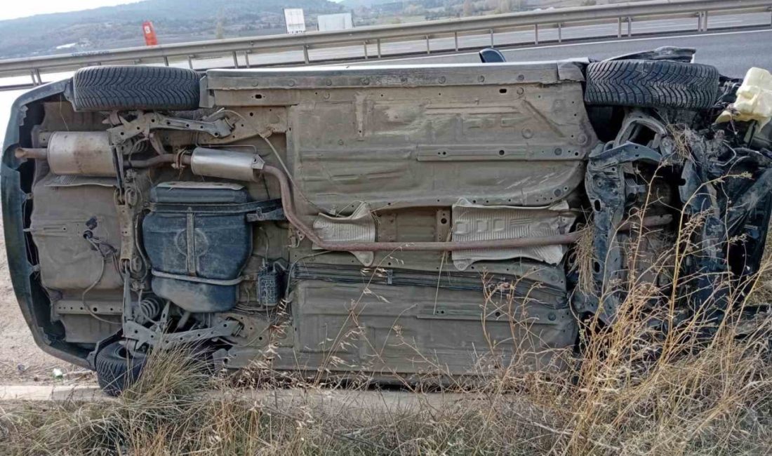 Bilecik’in Bozüyük ilçesinde meydana gelen trafik kazasında yoldan çıkan otomobilin