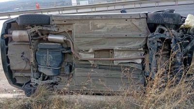 Bilecik’in Bozüyük ilçesinde meydana gelen trafik kazasında yoldan çıkan otomobilin