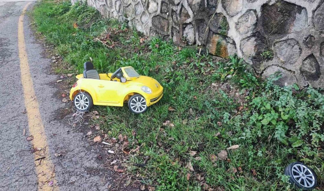 Sakarya’nın Akyazı ilçesinde otomobilin akülü arabaya çarpması neticesinde 10 yaşındaki