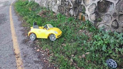 Sakarya’nın Akyazı ilçesinde otomobilin akülü arabaya çarpması neticesinde 10 yaşındaki