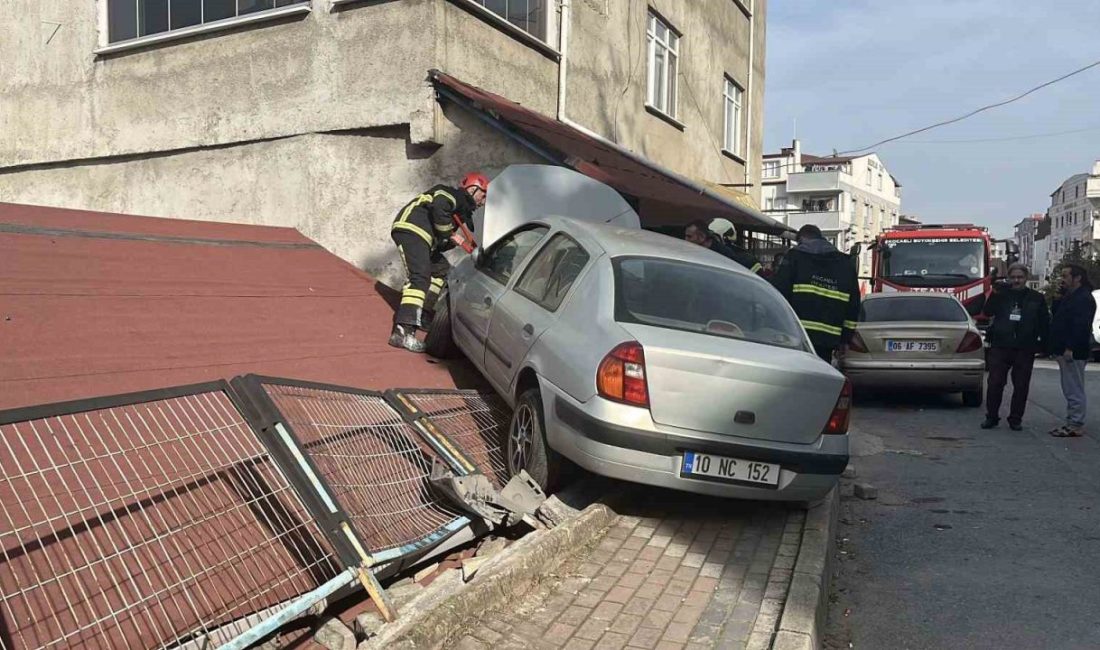 Kocaeli’nin Gebze ilçesinde sürücüsünün direksiyon hakimiyetini kaybettiği otomobil önce park