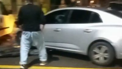 Bolu’nun Kültür Mahallesi’nde kontrolden çıkan bir otomobil, park halindeki 2