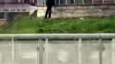 Sakarya’nın Serdivan ilçesinde bir kişi, parkta bulunan yapının korkuluklarını gündüz