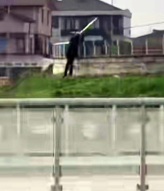 Parkta hayrete düşüren görüntü: Korkulukları tek tek söktü Sakarya’nın Serdivan ilçesinde bir kişi, parkta bulunan yapının korkuluklarını gündüz