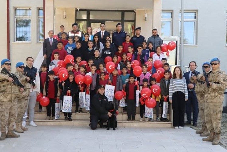 Pazaryeri’nde minik öğrenciler jandarma etkinlikleri ve köpek gösterileriyle tanıştı Bilecik İl Jandarma Komutanlığı tarafından yürütülen “Bilinçli toplum, güvenli gelecek”