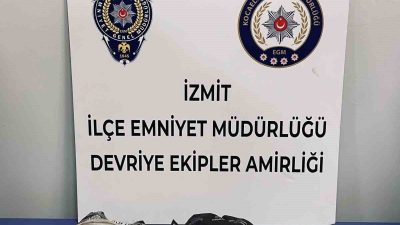 Kocaeli’de polis ekiplerinin şüphe üzerine durdurduğu 4 kişinin üzerinde 135.4