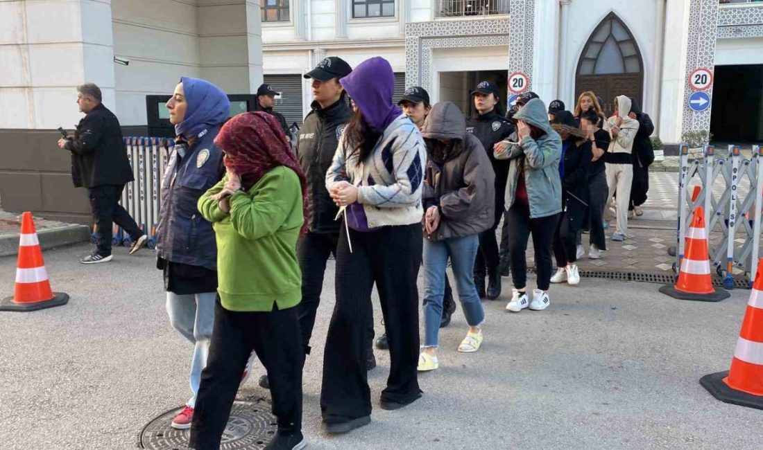 “Sahte bungalov” çetesine dev operasyon: Hesaplarında 35 milyon TL hareketlilik tespit edildi Kocaeli merkezli 11 ilde, internet üzerinden sahte bungalov kiralama ilanı