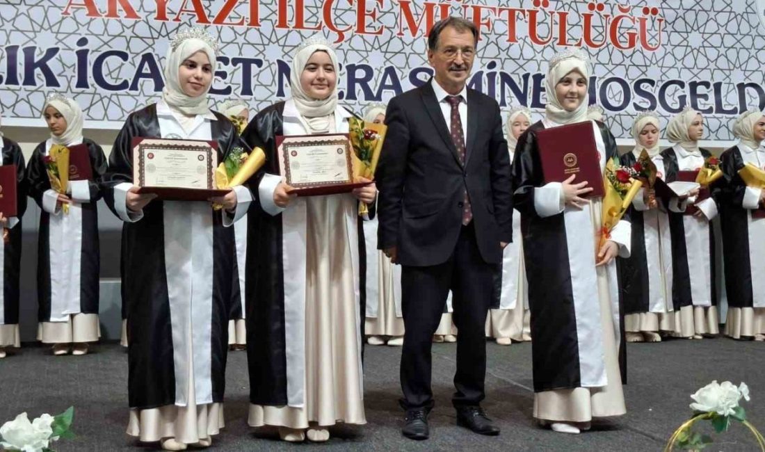 Sakarya’nın Akyazı ilçesinde düzenlenen icazet merasiminde hafızlıklarını tamamlayan 27 öğrenciye