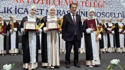 Sakarya’nın Akyazı ilçesinde düzenlenen icazet merasiminde hafızlıklarını tamamlayan 27 öğrenciye