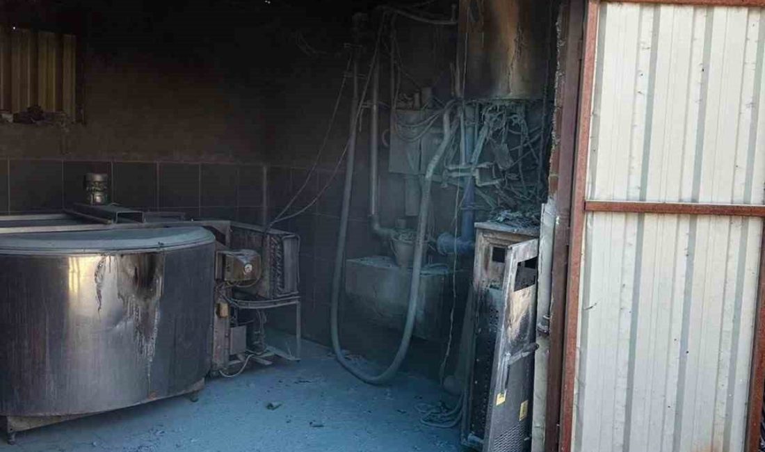 Sakarya’nın Kaynarca ilçesinde ahırda bulunan süt sağım ünitesinde yangın çıktı.
