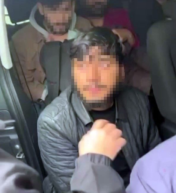 Sakarya’da göçmen kaçakçılığı operasyonu: 13 düzensiz göçmen yakalandı Sakarya’da polis ekiplerince göçmen kaçakçılığıyla mücadele çerçevesinde düzenlenen operasyonda 13