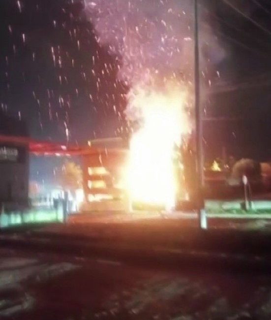 Sakarya’da OSB girişinde korkutan yangın Sakarya’nın Kaynarca ilçesinde bulunan Kaynarca Mobilya İhtisas Organize Sanayi Bölgesi