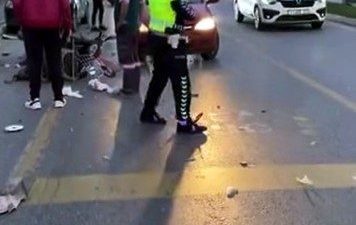Sakarya’nın Adapazarı ilçesi Çevreyolu Caddesi üzerinde otomobil ile tescilsiz motorlu