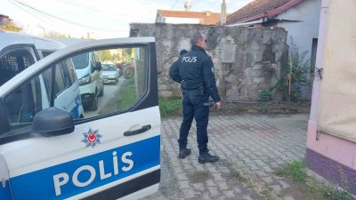 Sakarya’nın Akyazı ilçesinde polis ekiplerince bir eve düzenlenen operasyonda çeşitli