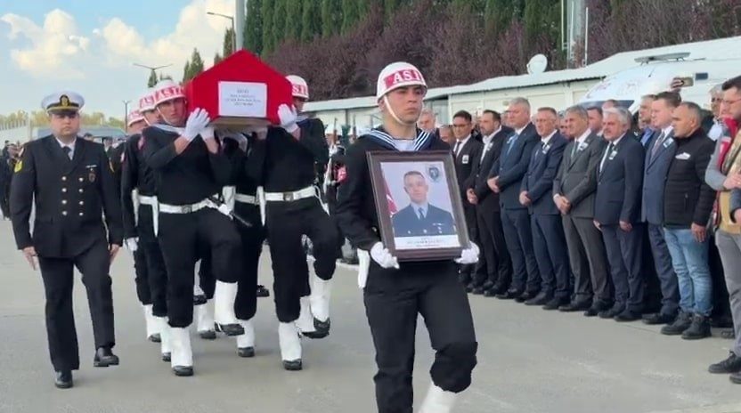 Sakaryalı şehit, Kocaeli Cengiz Topel Havalimanı’nda törenle karşılandı Gürcistan’da askeri kargo uçağının düşmesi neticesinde şehit olan Hava Uçak