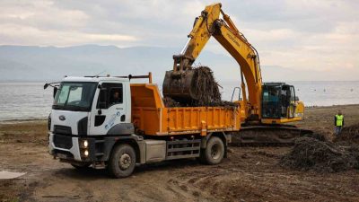 SASKİ, Sapanca Gölü’nün çekilen kıyı şeritlerinde başlattığı temizlik çalışmalarına devam