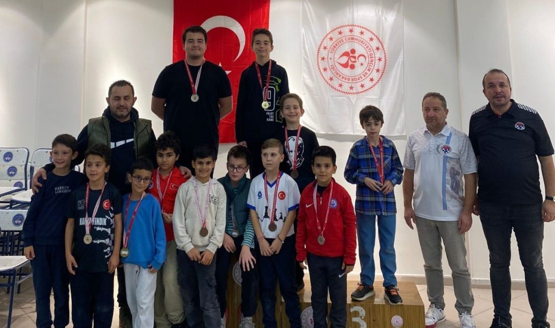 Satrancın şampiyonları belli oldu DÜZCE(İHA) – Düzce’de hafta sonu gerçekleştirilen satranç turnuvasında Fatih Çınar