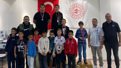 DÜZCE(İHA) – Düzce’de hafta sonu gerçekleştirilen satranç turnuvasında Fatih Çınar