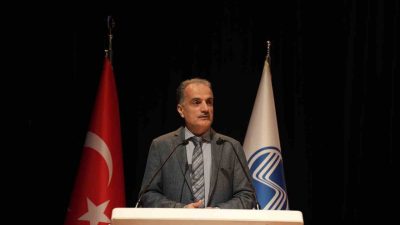 Sakarya Üniversitesinde bilimsel üretkenliğiyle öne çıkan akademisyenler ödüllerini aldı. Sakarya