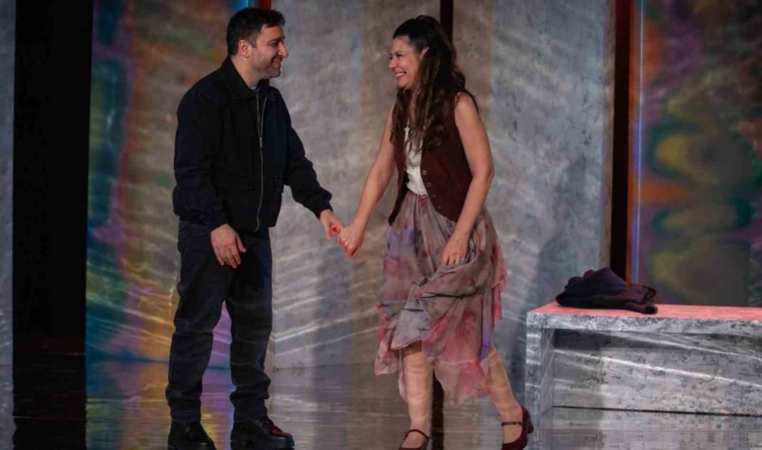 Şehir Tiyatroları, “Unutmak” oyunuyla göz doldurdu Kocaeli Şehir Tiyatroları’nın hafızaya, aşka ve zamana dokunan yeni oyunu