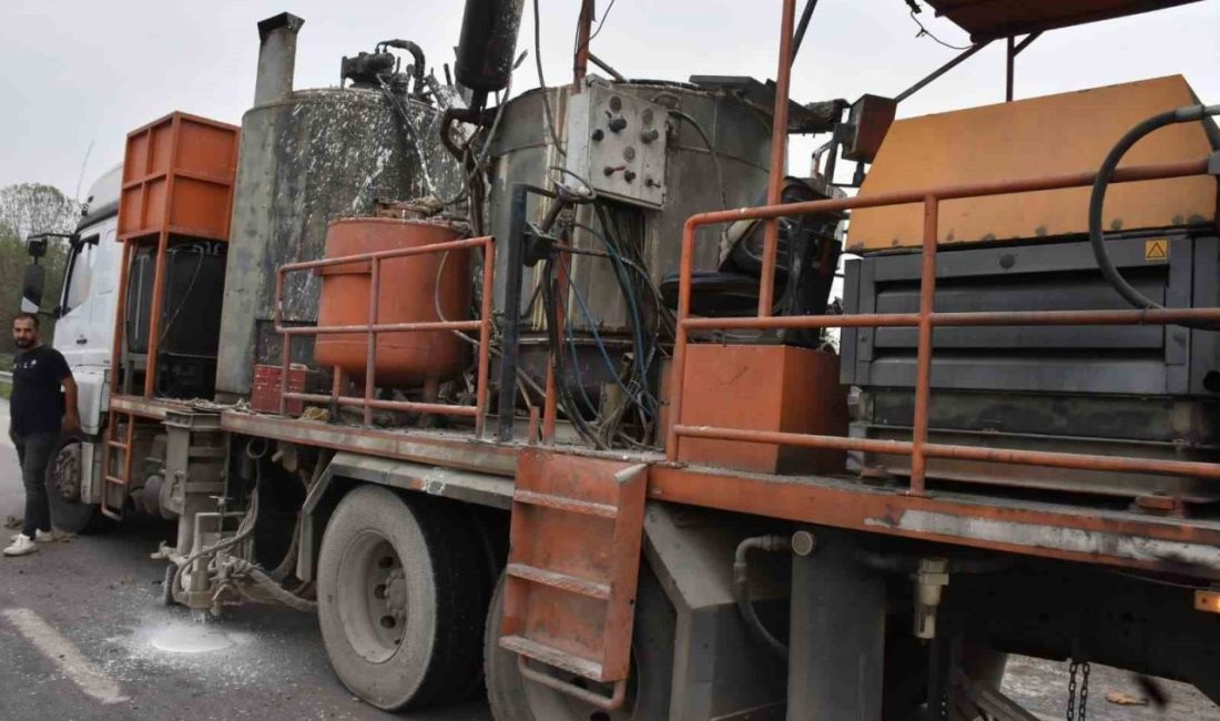 Şerit çizme makinesinin kazanı patladı: 2 işçi yaralandı Sakarya’nın Hendek ilçesi D-100 kara yolunda kamyonun dorsesinde bulunan şerit