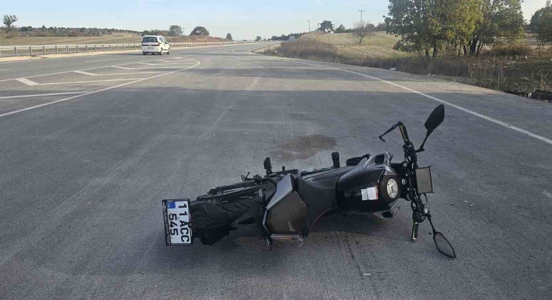 Bilecik’te seyir halindeyken aniden önüne çıkan köpeğe çarpan motosikletin sürücüsü