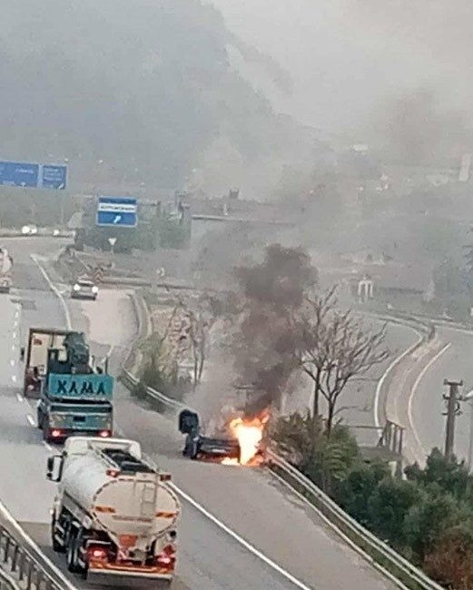 Seyir halindeki otomobil alev aldı Sakarya’nın Pamukova ilçesi D-650 kara yolunda seyir halindeyken alev alan