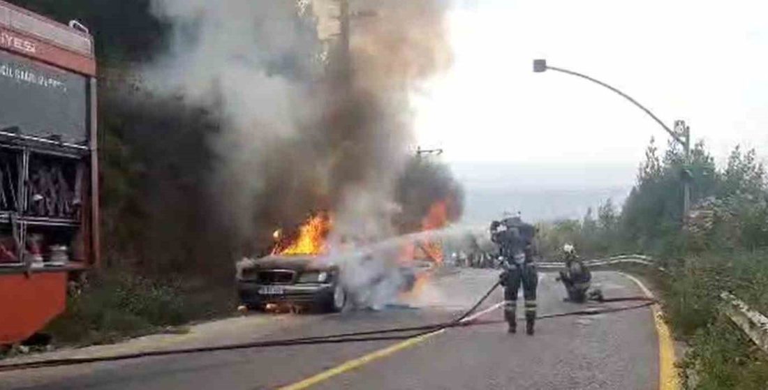 Kocaeli’nin Kartepe ilçesinde seyir halindeki otomobilde çıkan yangın, itfaiye ekiplerince
