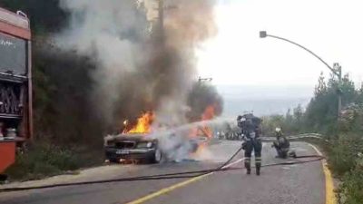 Kocaeli’nin Kartepe ilçesinde seyir halindeki otomobilde çıkan yangın, itfaiye ekiplerince