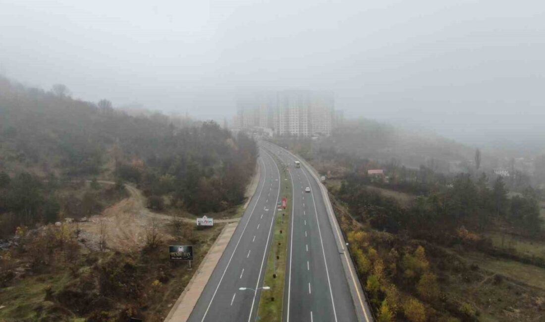 Kastamonu’da etkili olan yoğun sis, şehirlerarası kara yollarında görüş mesafesini