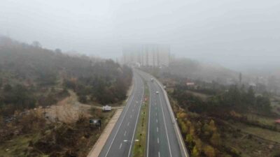 Kastamonu’da etkili olan yoğun sis, şehirlerarası kara yollarında görüş mesafesini