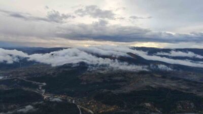 Kastamonu yaylalarında sis ve sonbaharın renklerine bürünen ormanların buluşması ortaya