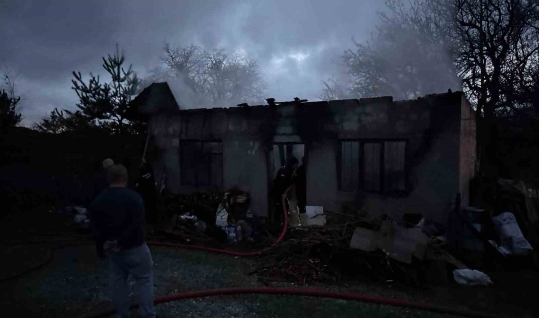 Sobaya yakmak için benzin döktü, hem kendini hem evi yaktı Kastamonu’nun Devrekani ilçesinde sobayı yakmak için benzin döken şahıs, sobanın