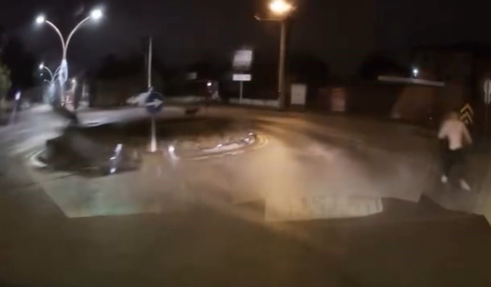 Sokakta köpeklerin kovaladığı genci böyle kurtardı: “Benim adım Hıdır elimden gelen budur” Bolu’da bir sürücü köpeklerin kovaladığı genci, korna sesleriyle kurtardı. O