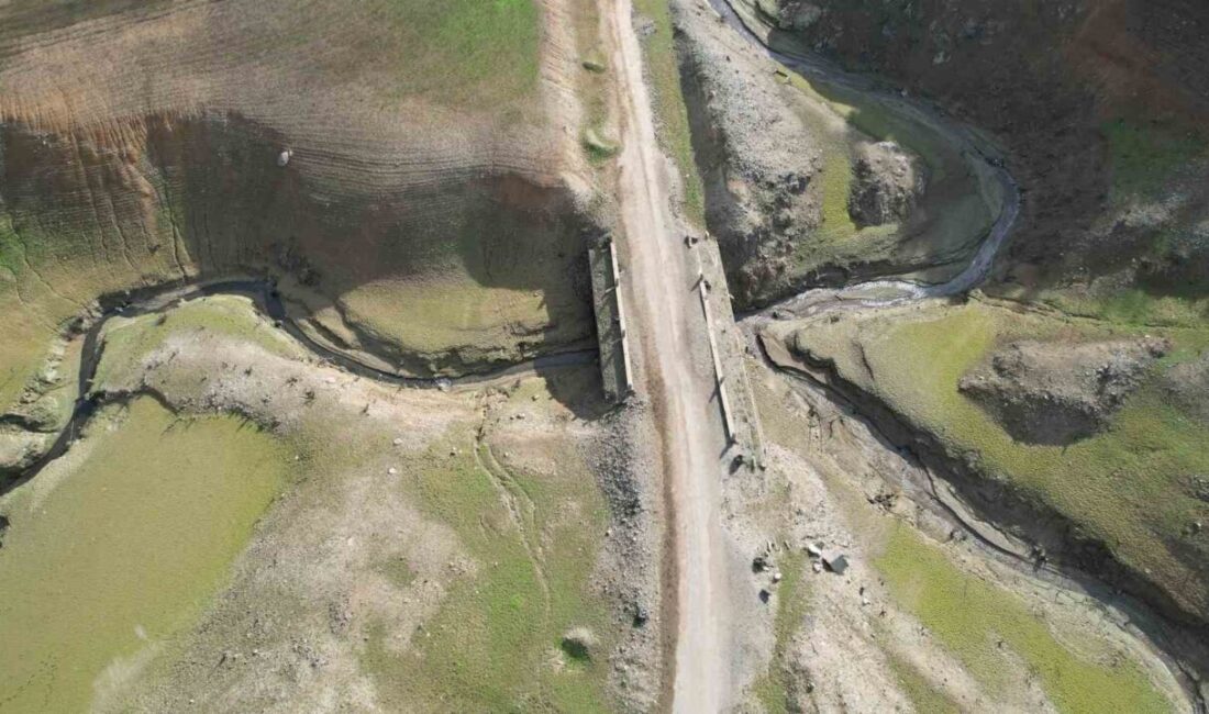 Su seviyesi düşen Gökçe Barajı’nda tarihi yolun kalıntıları gün yüzüne çıktı Yalova’da doluluk oranı kritik seviyelere düşen Gökçe Barajı’nda suların çekilmesiyle