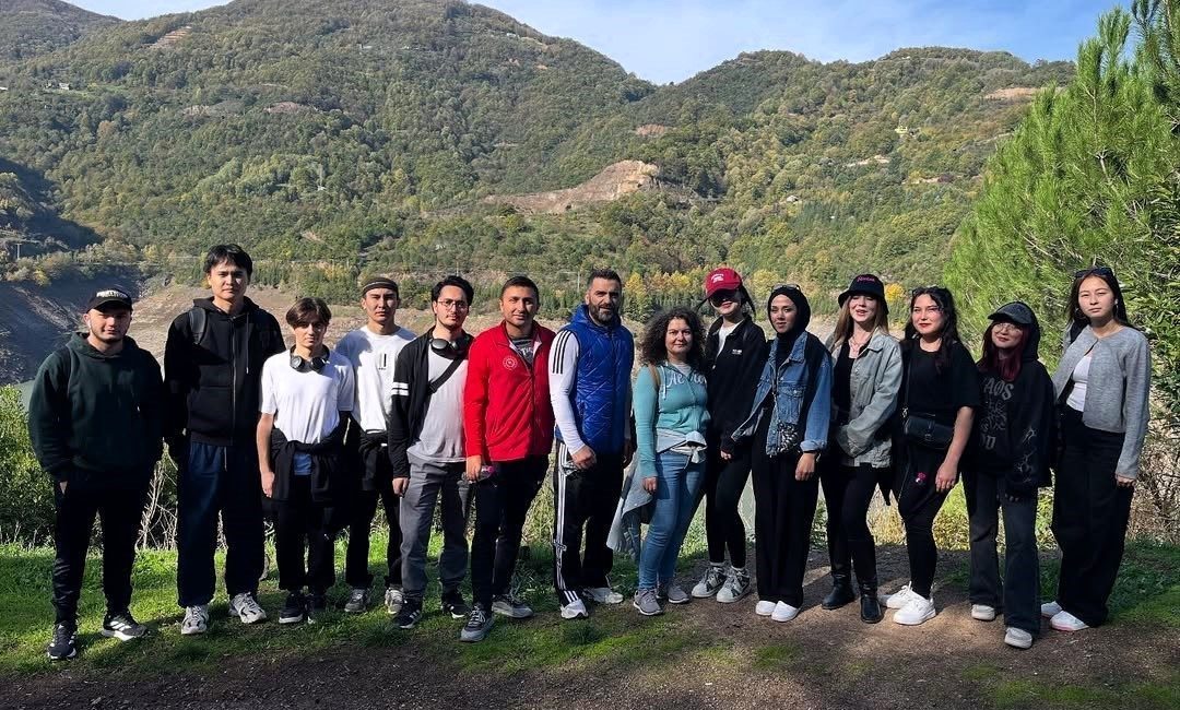SUBÜ öğrencileri Yuvacık’ta doğa yürüyüşü yaptı SUBÜ Rekreasyon Yönetimi Topluluğu, Yuvacık Barajı çevresinde doğa yürüyüşü etkinliği