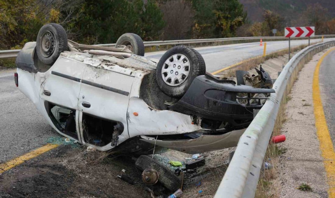 Takla atan otomobil alev aldı: 2 yaralı Kastamonu’da sürücüsünün direksiyon hakimiyetini kaybettiği otomobil, refüjdeki bariyerlere çarpıp yaklaşık