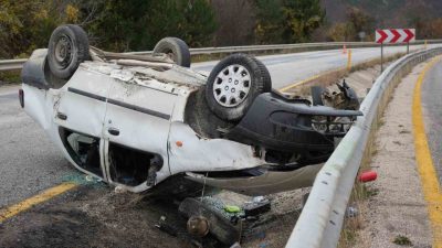 Kastamonu’da sürücüsünün direksiyon hakimiyetini kaybettiği otomobil, refüjdeki bariyerlere çarpıp yaklaşık