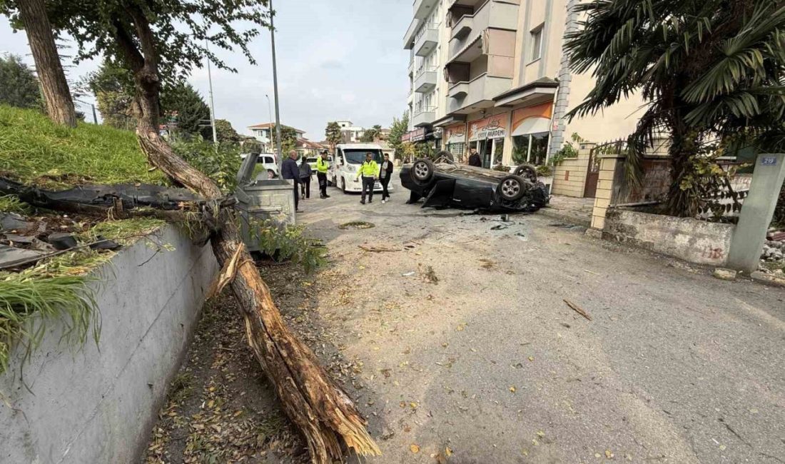 Taklalar atarak hurdaya dönen otomobilden burnu kanamadan çıktı Sakarya’nın Serdivan ilçesinde yaklaşık 3 metre yükseklikten alt sokağa düşen