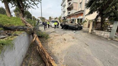 Sakarya’nın Serdivan ilçesinde yaklaşık 3 metre yükseklikten alt sokağa düşen
