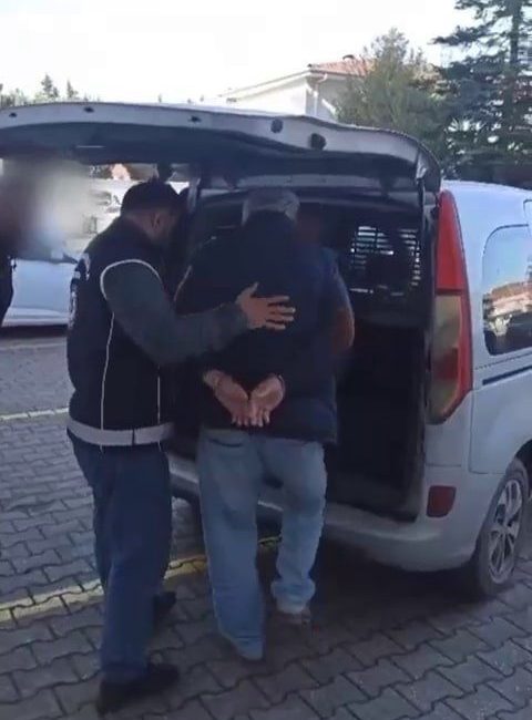 Taksiden yolcu yerine 3 kaçak göçmen çıktı Doğu illerinden Sakarya’ya kaçak göçmen sevkiyatı yapacağı tespit edilen iki