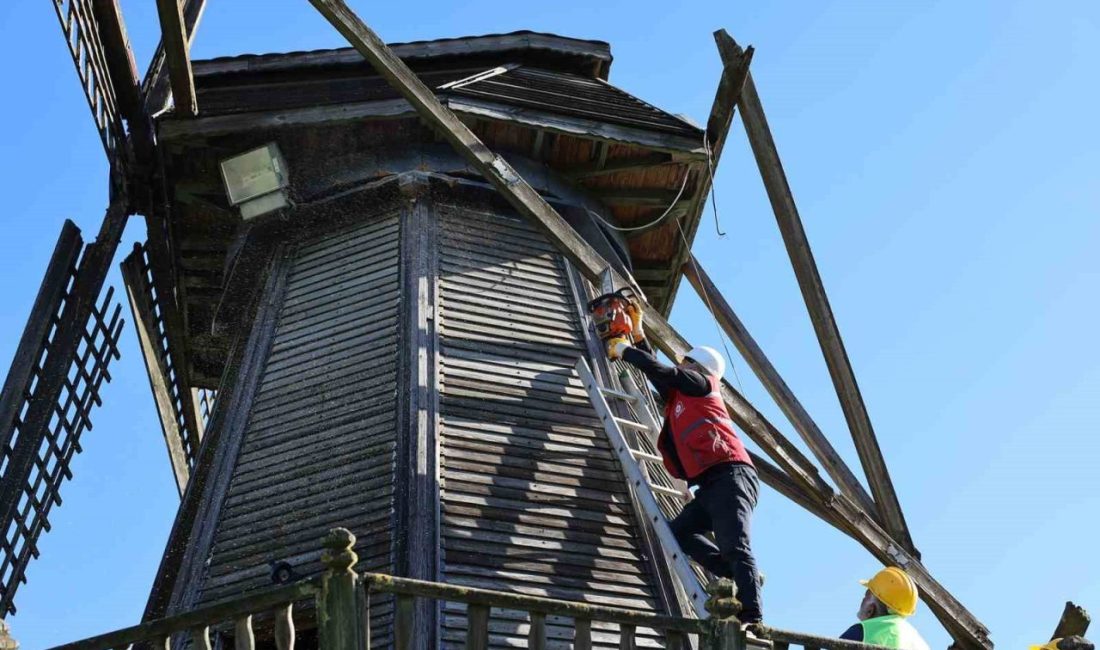 Tarihi Çark ve Yel Değirmeni’nde restore çalışmaları başladı Sakarya Büyükşehir Belediyesi, Aziz Duran Parkı’nda bulunan Yel Değirmeni ve