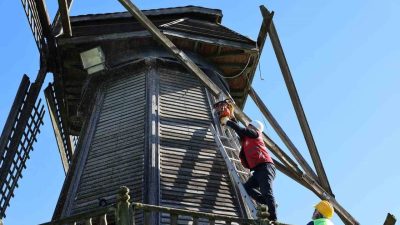 Sakarya Büyükşehir Belediyesi, Aziz Duran Parkı’nda bulunan Yel Değirmeni ve