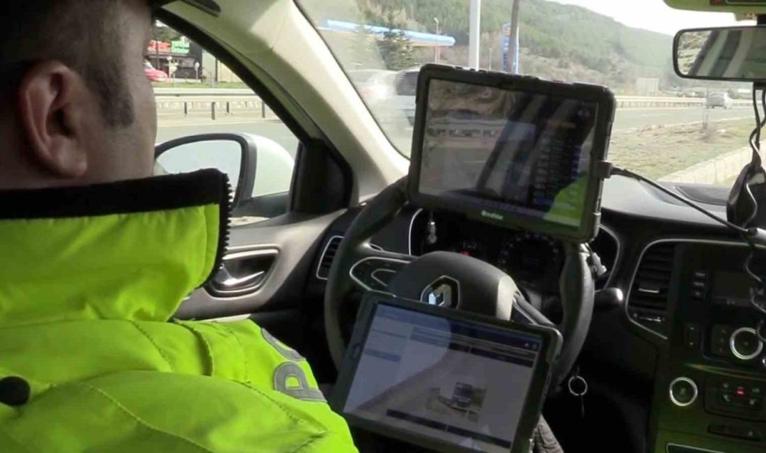 Tatil dönüşü D-100’de hareketlilik arttı: Radar ve teknolojik sistemlerle sürücülere sıkı denetim uygulandı Türkiye’nin en önemli geçiş güzergahlarından biri olan Bolu geçişinde ara