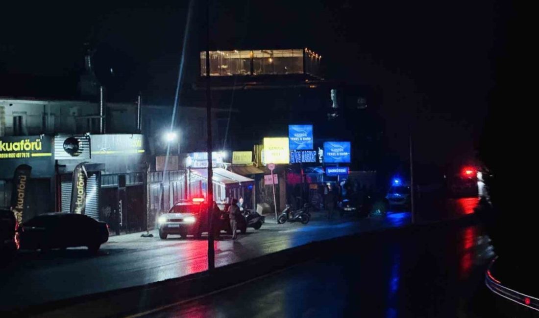 Tekel bayisine ateş açıldı, yan işletmedeki garson vuruldu Sakarya’nın Serdivan ilçesinde tekel bayisine bir araç içerisinden silahla ateş