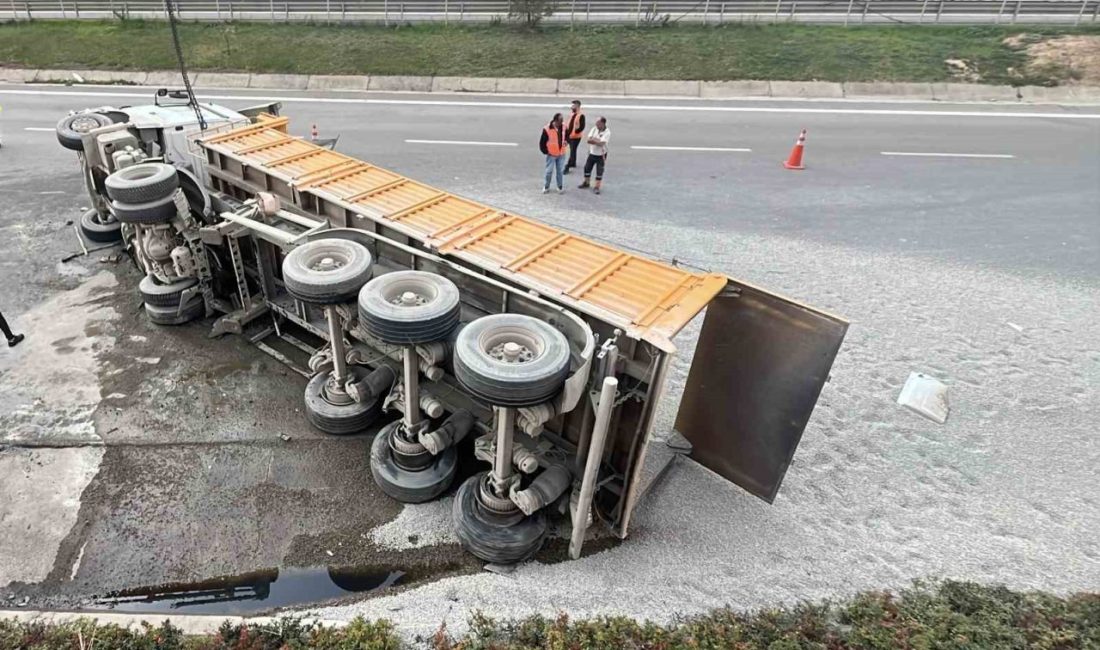TEM Otoyolu’nda mıcır yüklü kamyon devrildi: 1 yaralı TEM Otoyolu’nun Kocaeli geçişinde kontrolden çıkan mıcır yüklü kamyon devrildi.