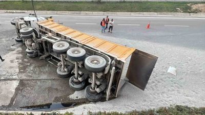 TEM Otoyolu’nun Kocaeli geçişinde kontrolden çıkan mıcır yüklü kamyon devrildi.