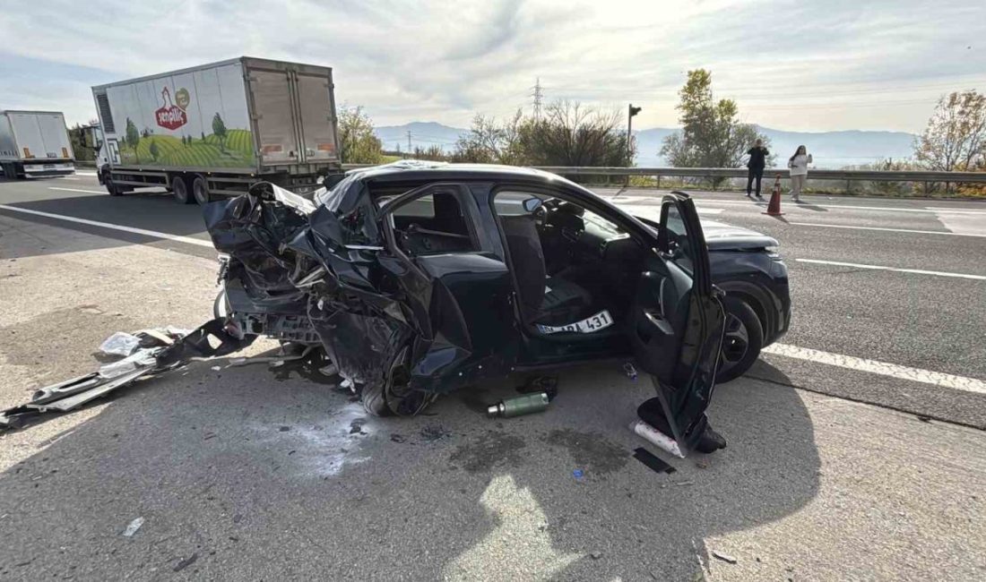 TEM Otoyolu’nun Bolu geçişinde emniyet şeridinde duran otomobile, cip çarptı.